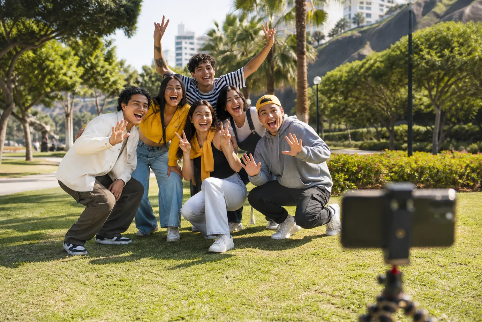 Grupo de amigos posando mientras una cámara toma la foto sin usar las manos