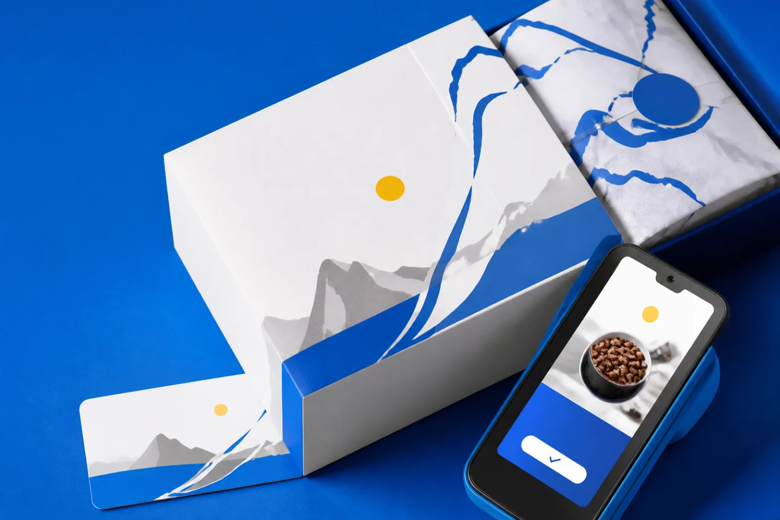 Sistema de empaque azul y blanco junto a una experiencia de compra móvil